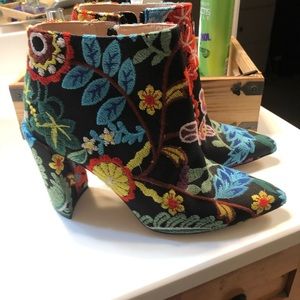 Stuart Weitzman Embroidered Boot Bootie  sz 6 New